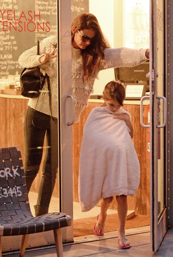 Suri Cruise z gipsem na przedramieniu (FOTO)