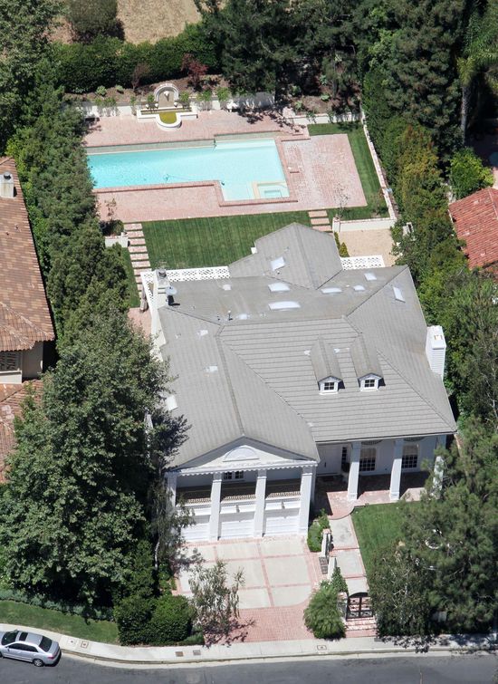 Robert Pattinson zamieszkał w starym domu Britney Spears 