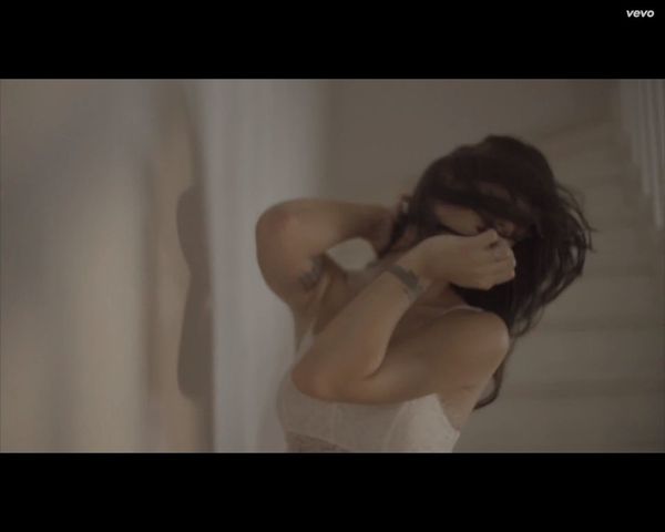 Honey taka biedna, że niejeden chciałby ją przytulić [VIDEO]