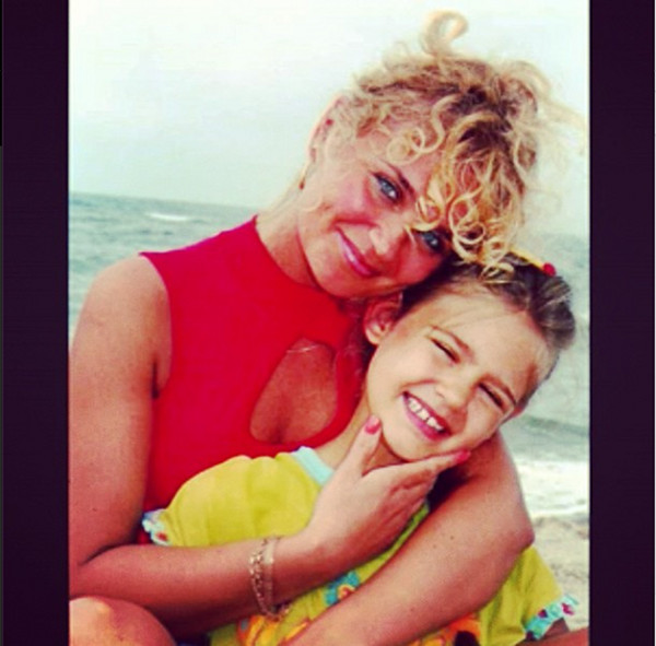 Ta dziewczynka wyrosła na piosenkarkę (FOTO)