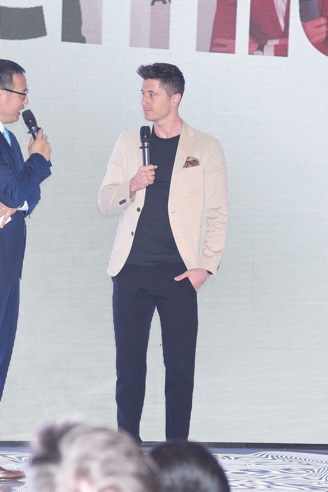 Robert Lewandowski i inne gwiazdy promują nowy model telefonu (ZDJĘCIA)