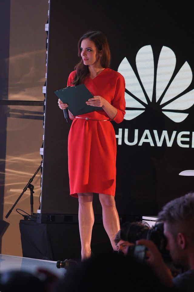 Robert Lewandowski i inne gwiazdy promują nowy model telefonu (ZDJĘCIA)