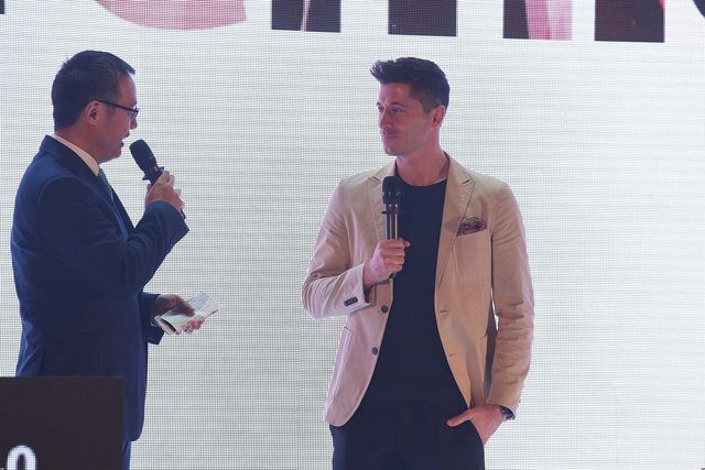 Robert Lewandowski i inne gwiazdy promują nowy model telefonu (ZDJĘCIA)