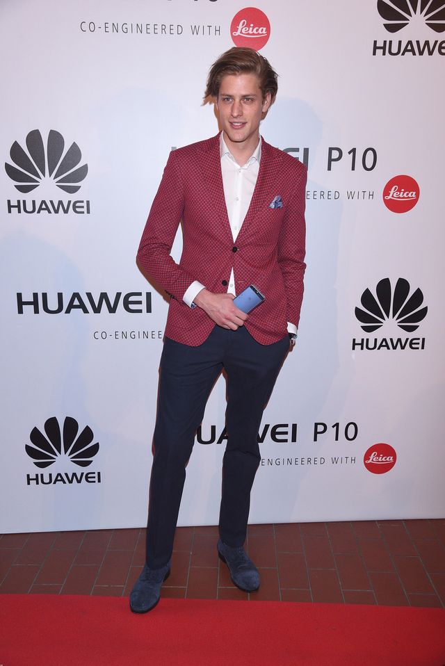 Robert Lewandowski i inne gwiazdy promują nowy model telefonu (ZDJĘCIA)