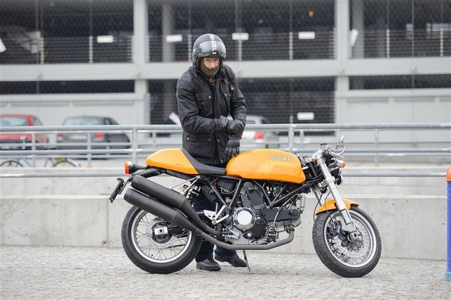 Kto omija warszawskie korki na takim motocyklu? (FOTO)