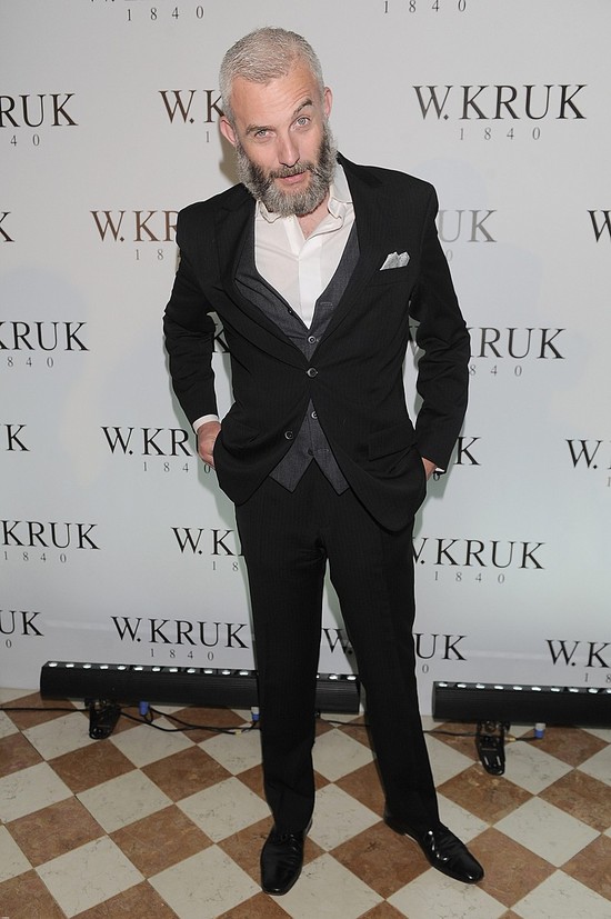 Hubert Urbański chowa się za wielką brodą (FOTO)