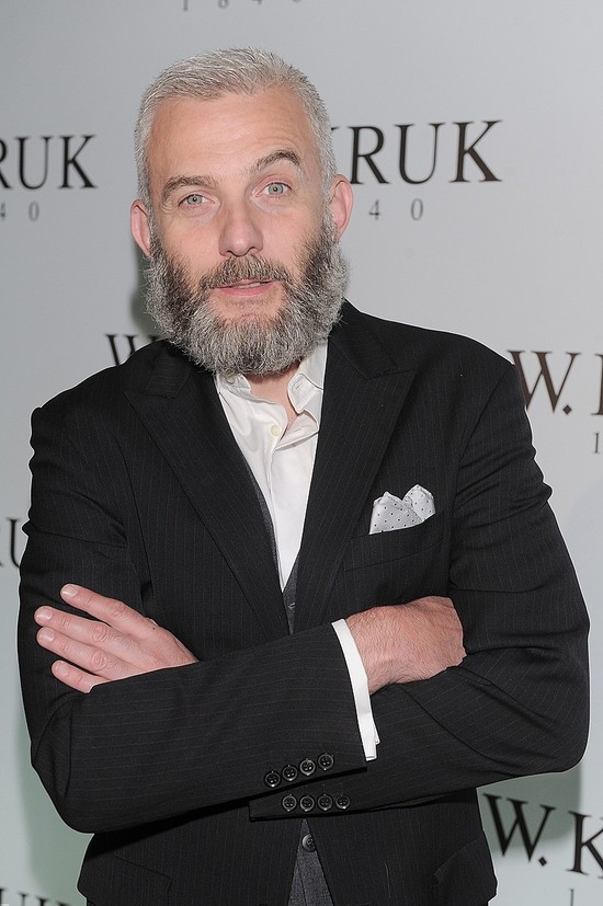 Hubert Urbański chowa się za wielką brodą (FOTO)