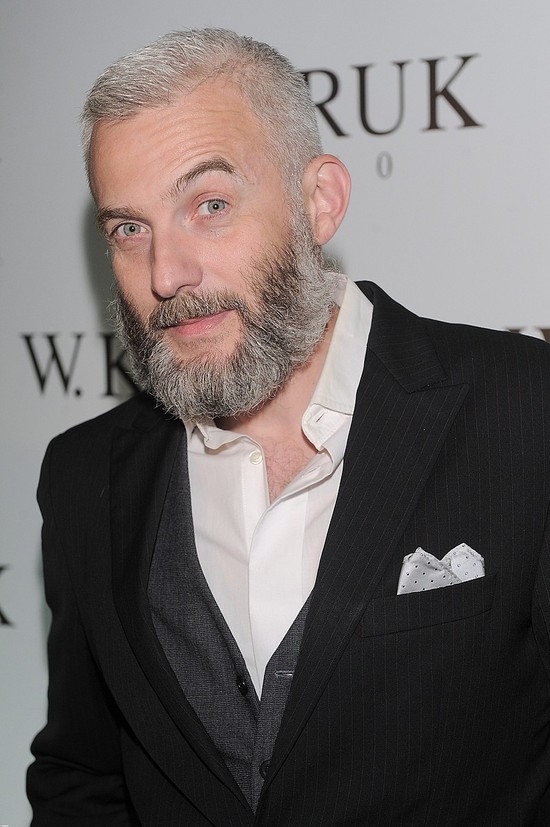 Hubert Urbański chowa się za wielką brodą (FOTO)