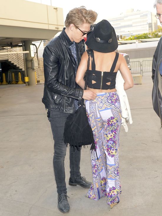 Vanessa Hudgens w pośpiechu zakłada spodnie Vanessa Hudgens w pośpiechu zakłada spodnie