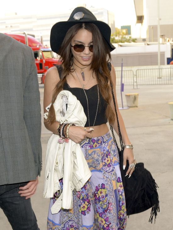 Vanessa Hudgens w pośpiechu zakłada spodnie Vanessa Hudgens w pośpiechu zakłada spodnie