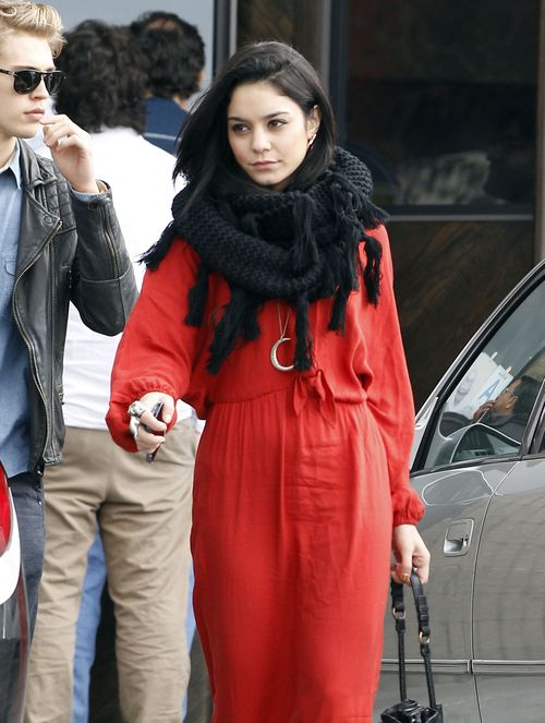 Spacer Vanessy Hudgens do kościoła