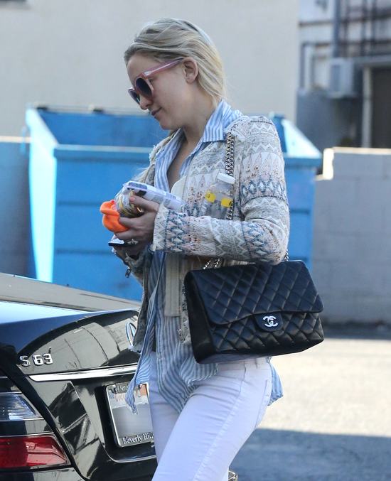 Kate Hudson nie wygląda na zaniedbaną mamuśkę (FOTO)