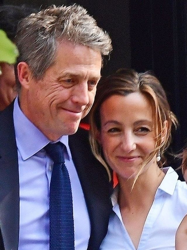 57-letni Hugh Grant ożenił się - panna młoda w nietypowej ślubnej stylizacji (ZD