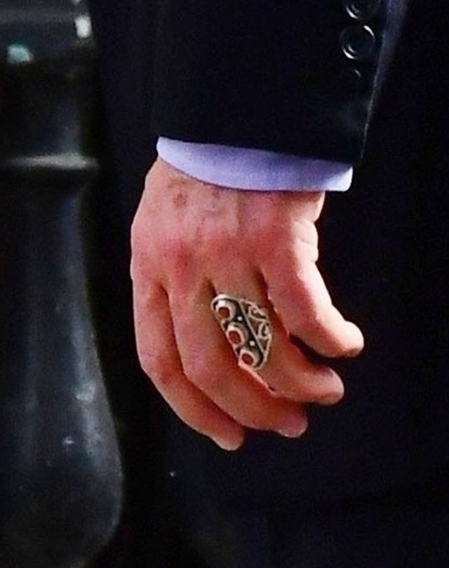 57-letni Hugh Grant ożenił się - panna młoda w nietypowej ślubnej stylizacji (ZD