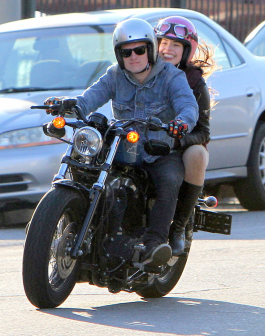 Josh Hutcherson na Harleyu z dziewczyną (FOTO)