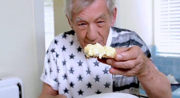 Ian McKellen pokazuje swój przepis na najlepszą jajecznicę 