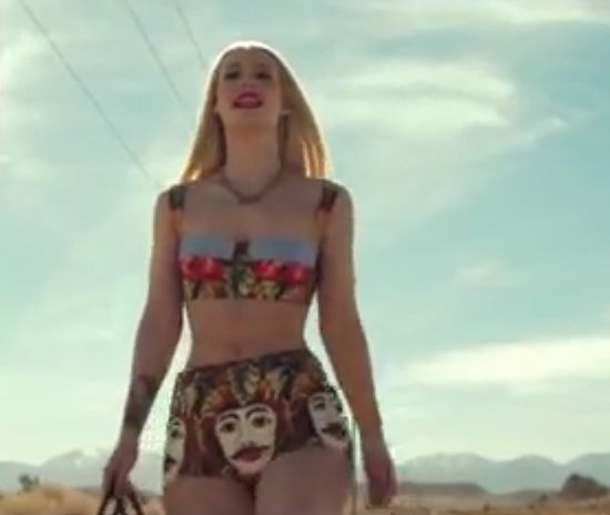 Czyj jest ten kolorowy strój?  