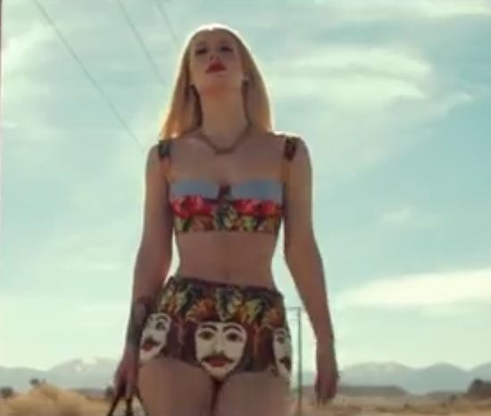 Czyj jest ten kolorowy strój?  