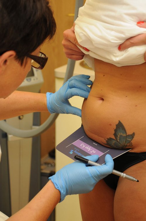 Czyżby była modelka zafundowała sobie nowy biust? 