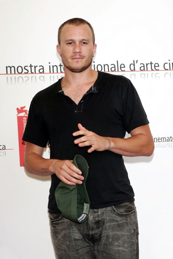 Nowe fakty na temat śmierci Heatha Ledgera są przerażające! 