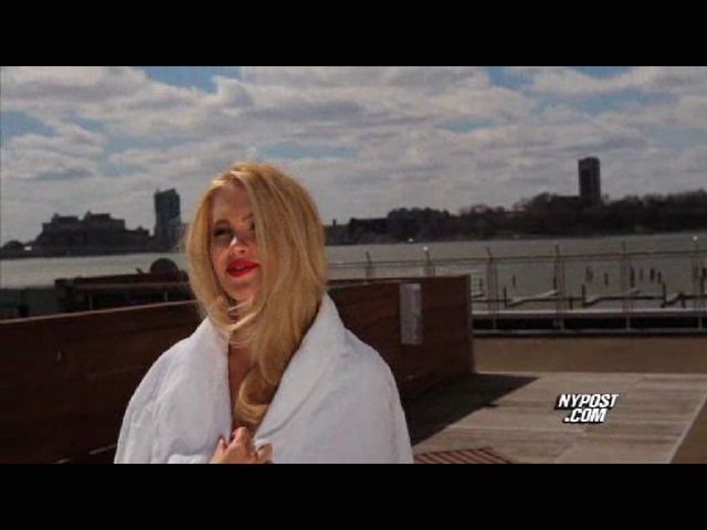 Ireland Baldwin coraz bardziej podobna do Kim Basinger