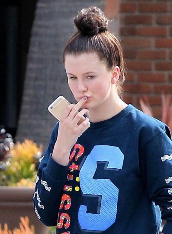 Ireland Baldwin świeci pupą, bo nie zmieściła się w sukienkę