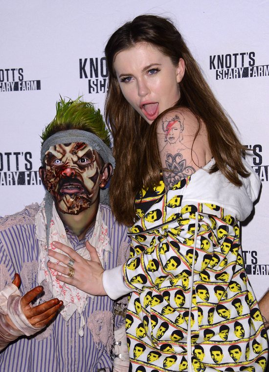 Ireland Baldwin świeci pupą, bo nie zmieściła się w sukienkę