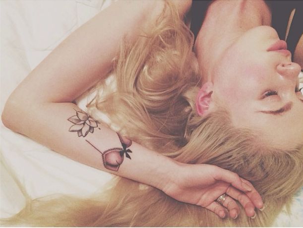 Która gwiazda wytatuowała sobie stanik na ręku? (FOTO)