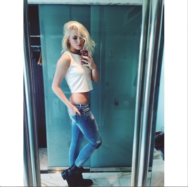 Która gwiazda wytatuowała sobie stanik na ręku? (FOTO)