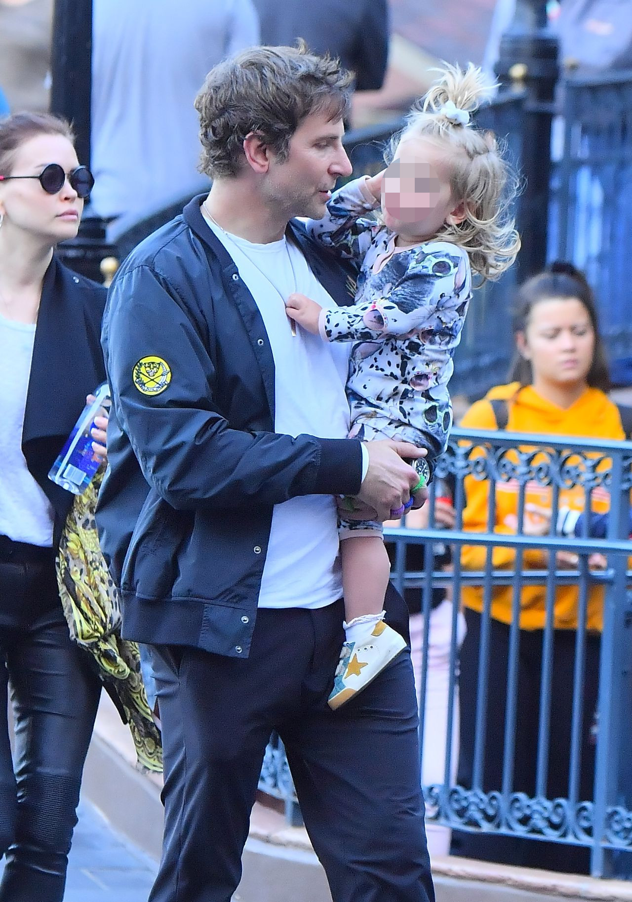 Irina Shayk i Bradley Cooper z córeczką na spacerze (ZDJĘCIA)