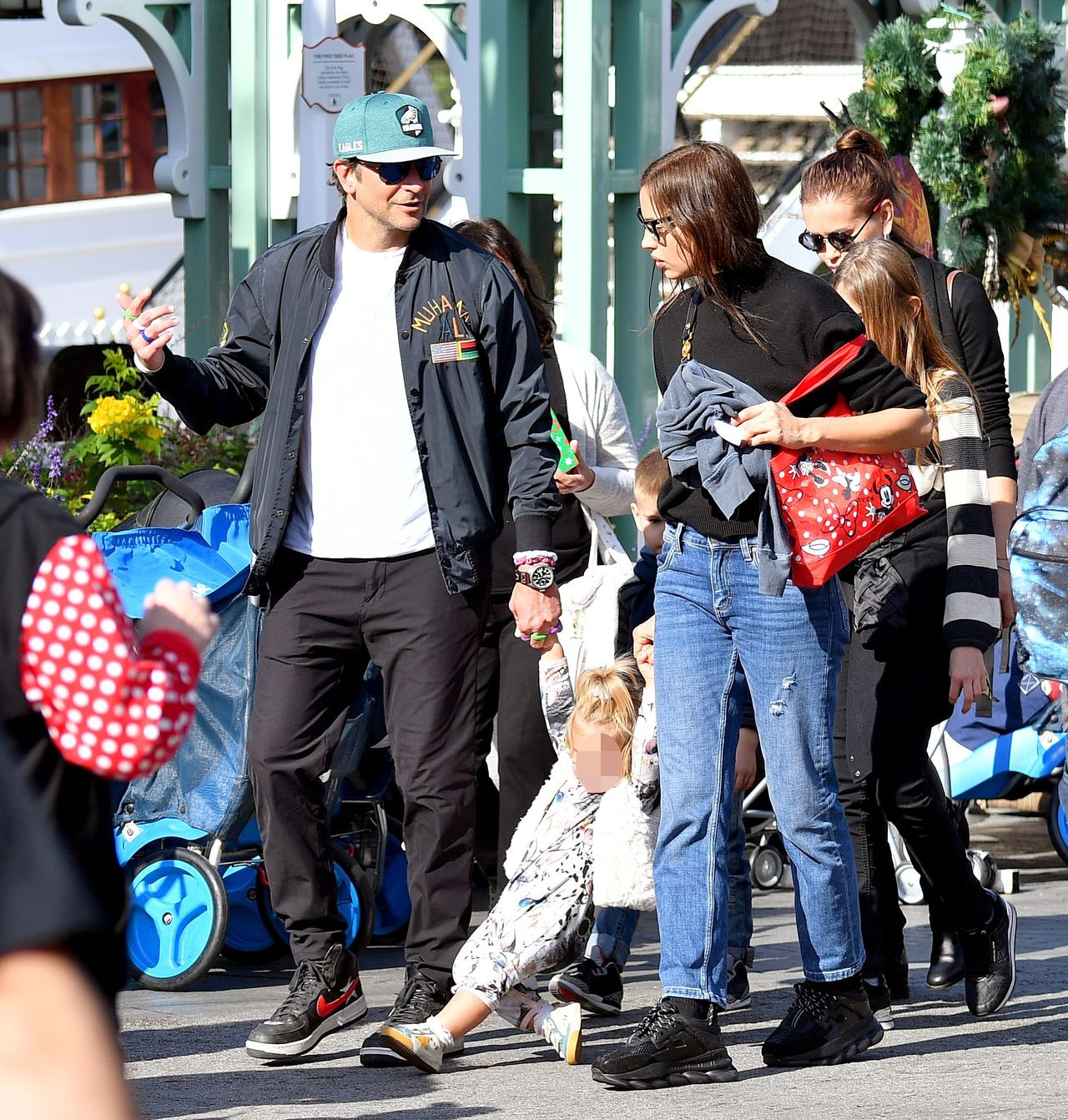 Irina Shayk i Bradley Cooper z córeczką na spacerze (ZDJĘCIA)