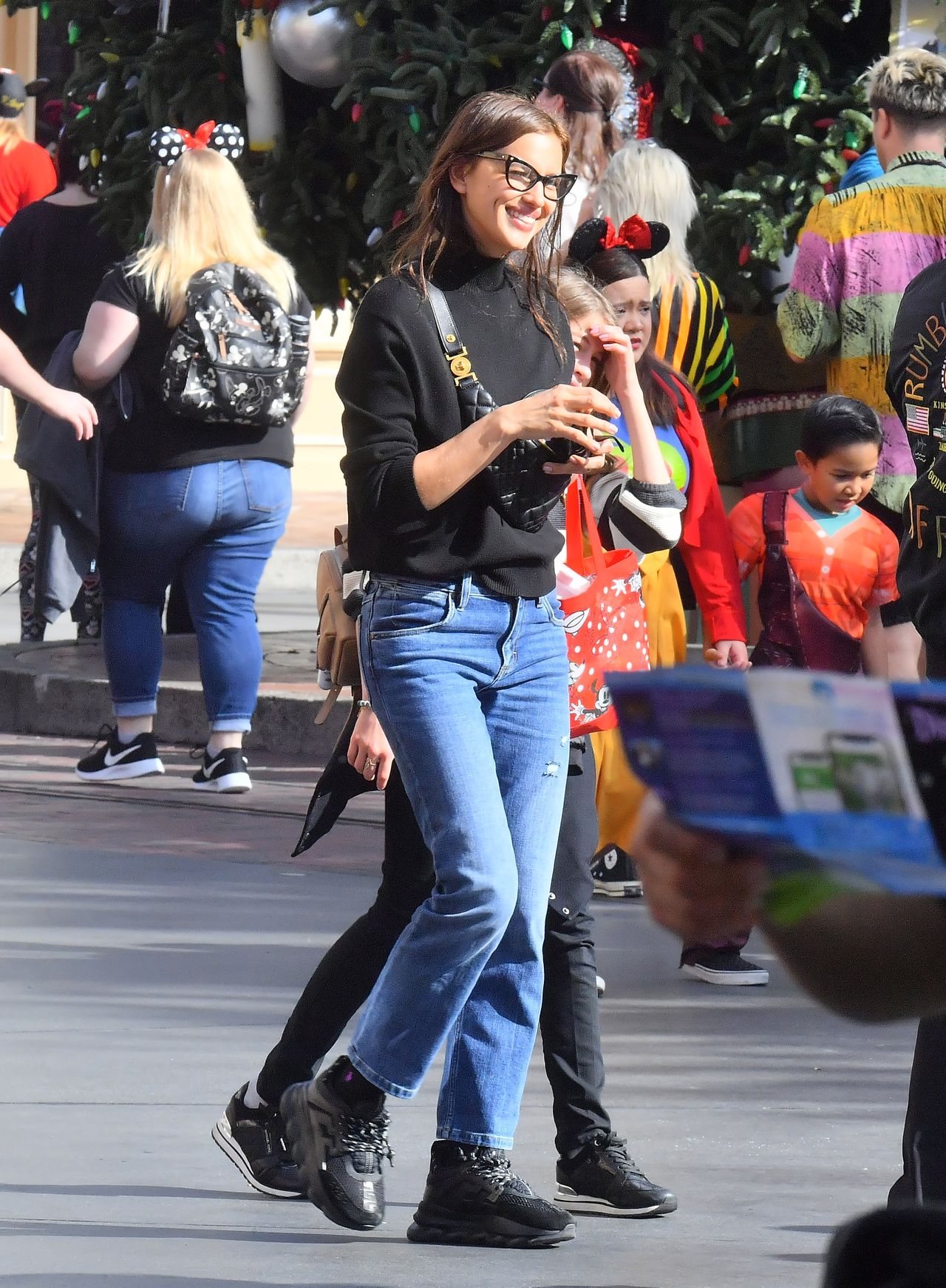 Irina Shayk i Bradley Cooper z córeczką na spacerze (ZDJĘCIA)