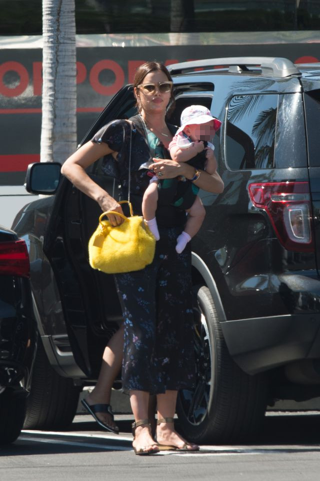 W reklamie TV wygląda jak seksbomba - a na co dzień? (ZDJĘCIA)