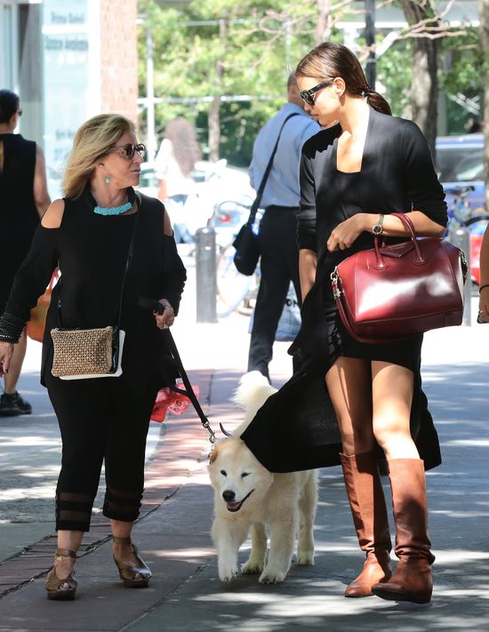 Irina Shayk już spaceruje z przyszłą teściową (FOTO)