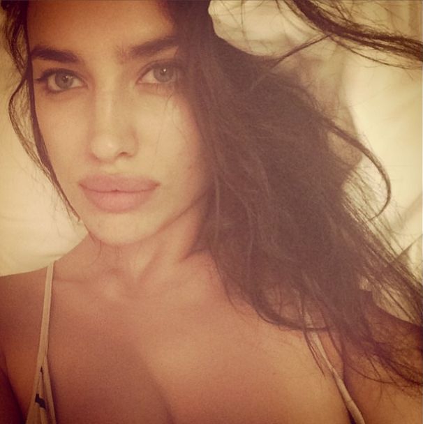 Dziewczyna Cristiano Ronaldo pływa ze świniami! FOTO+VIDEO