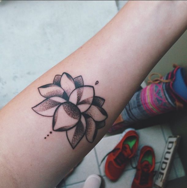 Kto zrobił sobie tatuaż z lotosem? (FOTO)