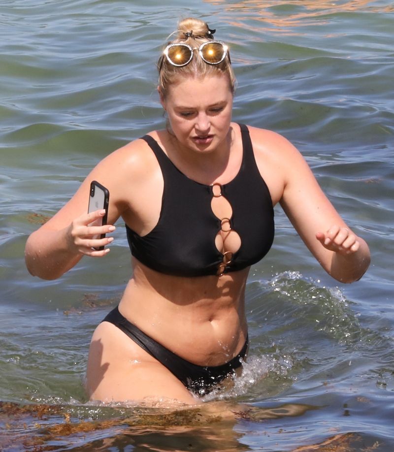 Ona ma GDZIEŚ dodatkowe kilogramy na plaży (ZDJĘCIA)