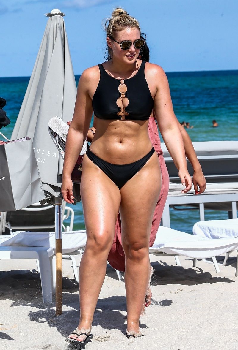 Ona ma GDZIEŚ dodatkowe kilogramy na plaży (ZDJĘCIA)