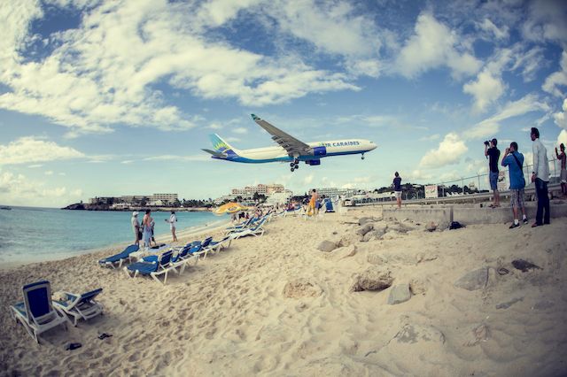 Zaskakująca śmierć na plaży. Kobietę zabił... startujący samolot