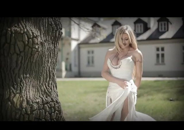 Iwona Węgrowska i jej wylewający się biust w piosence Tango Iwona Węgrowska i jej wylewający się biust w piosence Tango