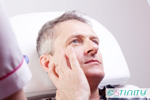 Jacek Poniedziałek dał sobie wstrzyknąć kwas hialuronowy Jacek Poniedziałek dał sobie wstrzyknąć kwas hialuronowy