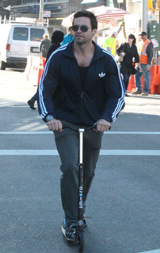 Hugh Jackman na hulajnodze (FOTO)