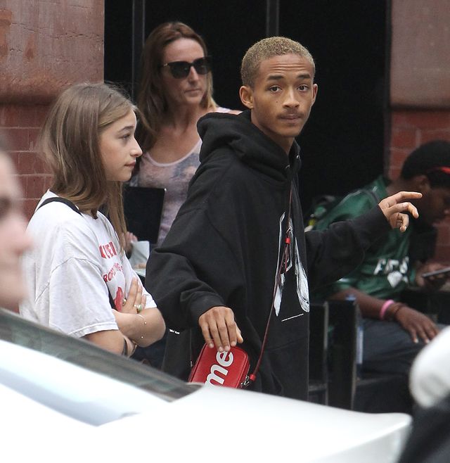 Kto powiedział, że czerwone torebki LV są zarezerwowane dla dziewczyn? 