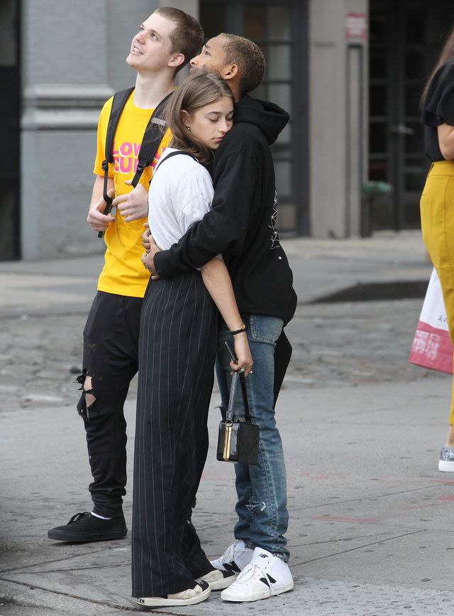 Kto powiedział, że czerwone torebki LV są zarezerwowane dla dziewczyn? 