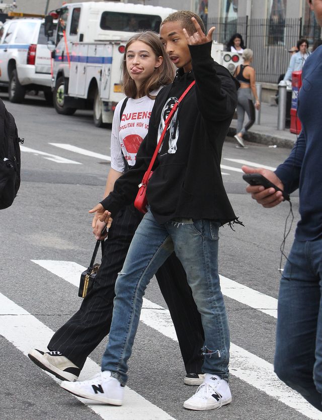 Kto powiedział, że czerwone torebki LV są zarezerwowane dla dziewczyn? 