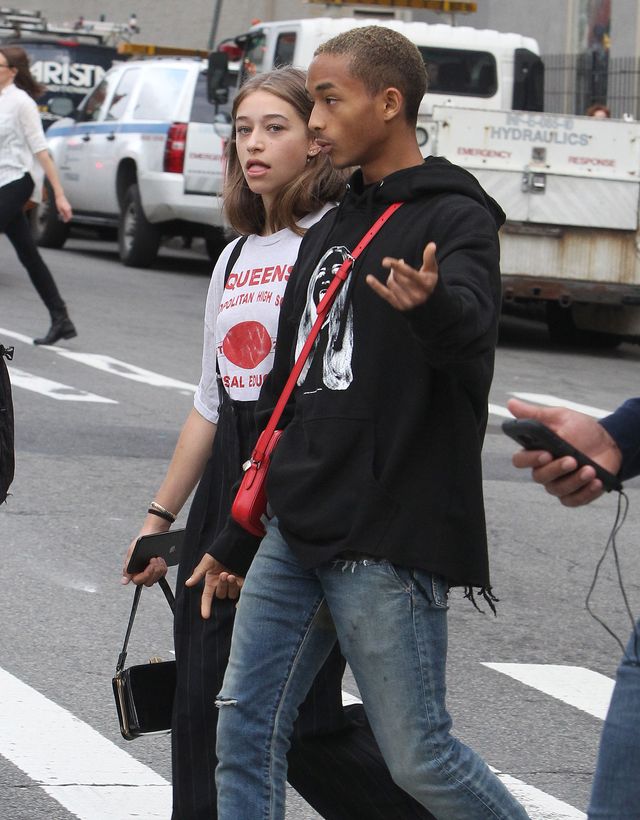 Kto powiedział, że czerwone torebki LV są zarezerwowane dla dziewczyn? 