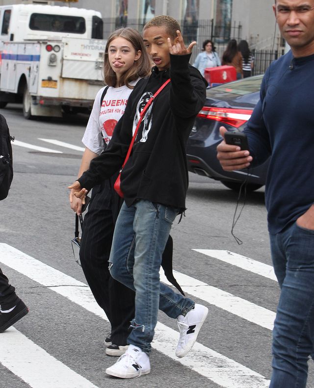 Kto powiedział, że czerwone torebki LV są zarezerwowane dla dziewczyn? 