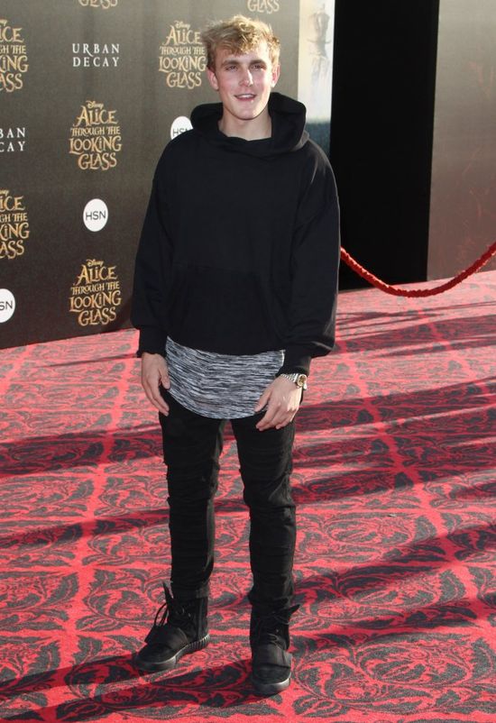 Gwiazdy na premierze Alicji pp drugiej stronie lustra (FOTO)