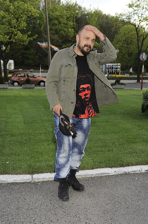 Arkadiusz Jakubik w teledysku rozebrany do majtek