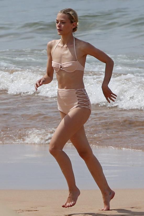 Gdy w Hollywood wstawianie silikonów jest jak plombowanie zęba, ona... (FOTO)